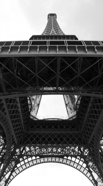 Unten der Eiffelturm in Paris mit Schwarz-Weiß-Effekt — Stockfoto