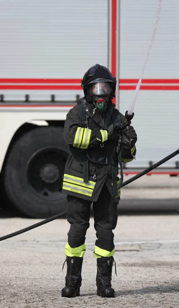 Пожарный использует огнетушитель, чтобы потушить огонь. — стоковое фото