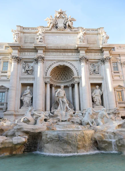 Famosa gran fuente en Roma Italia llamada Fontana di Trevi —  Fotos de Stock