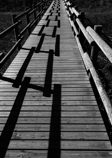 Σκιές στην ατελείωτη πεζογέφυρα χωρίς ανθρώπους — Φωτογραφία Αρχείου