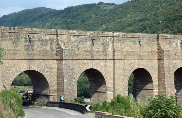 Akvadukt zvaný Acquedotto Carolino poblíž Caserta City v Itálii — Stock fotografie