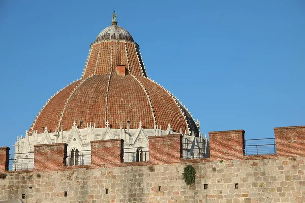 Big Dome of Baptistery i Pisa stad i Italien — Stockfoto