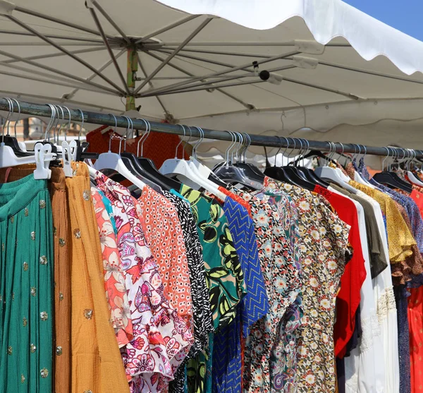 Színes ruhák eladó egy piaci standon — Stock Fotó