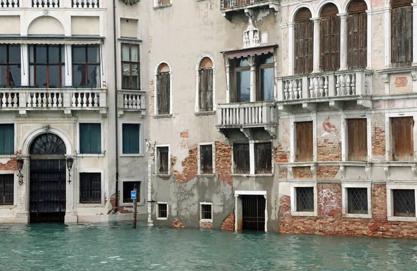 Palácios em Veneza no Grande Canal durante a maré alta e th — Fotografia de Stock