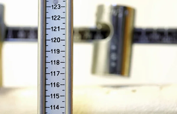 Eski bir ağırlık ölçeğinin mezun çubuğunun ayrıntıları — Stok fotoğraf