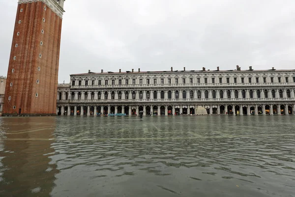 Вежа Белла у Венеції Італія і вода на площі Святого Мар — стокове фото
