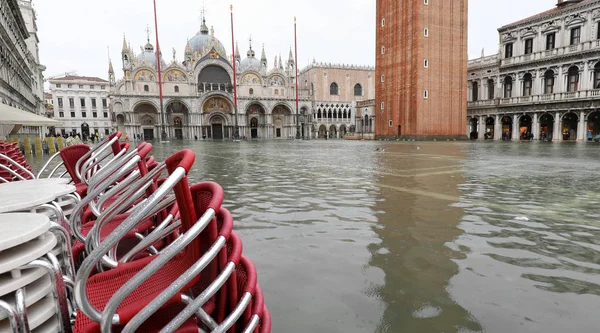 Markusplatsen under högvatten i Venedig i Italien — Stockfoto