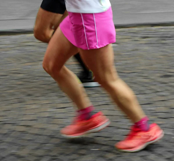 Швидкий бігун, що біжить по дорозі — стокове фото