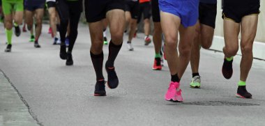 Yol maratonu sırasında koşanlar