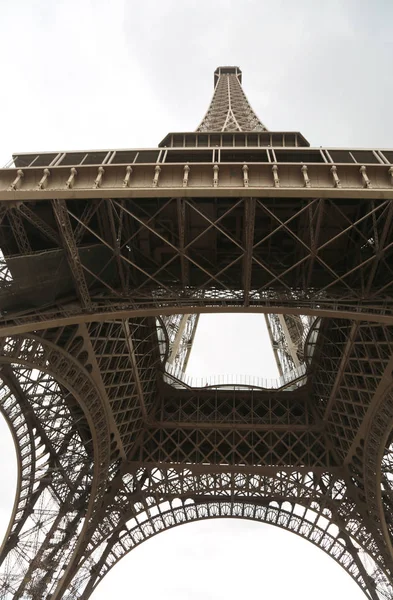 In basso la Torre Eiffel a Parigi — Foto Stock