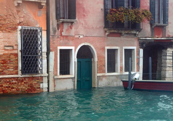 Casas venezianas em Veneza no Grande Canal com portões inundados — Fotografia de Stock