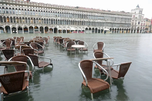 Bruna stolar av alfresco café i vattnet i Saint Mark i Ven — Stockfoto