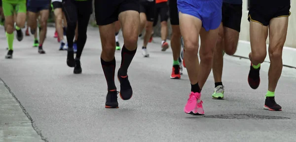 Corridori durante una maratona su strada — Foto Stock