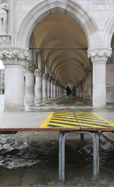 Palacio Ducal de Venecia durante la marea alta — Foto de Stock