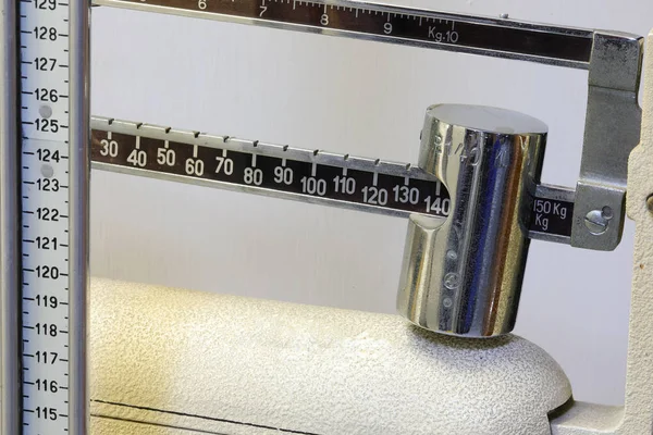 Old bathroom scale in a pediatric medical clinic — Stock Photo, Image