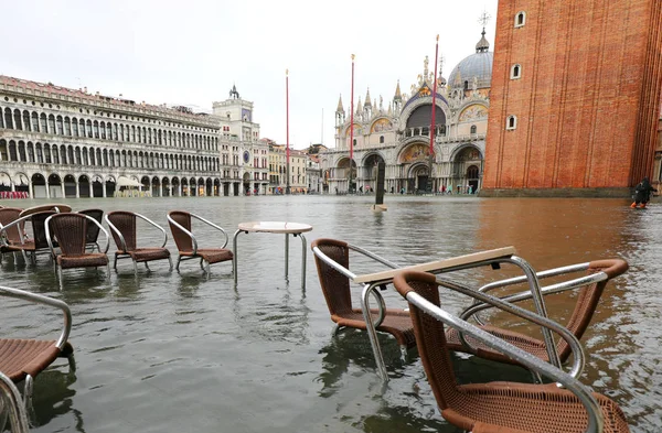 Piazza San Marco a Venezia in Italia durante l'alluvione e molti c — Foto Stock