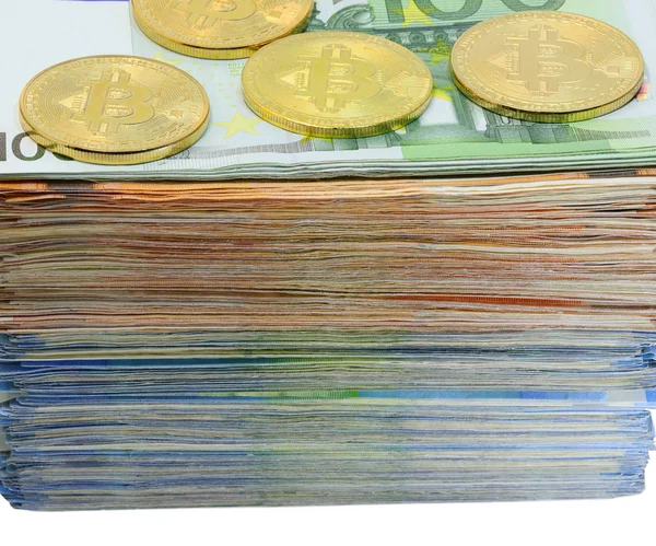 Bitcoin monedas y una pila de billetes europeos en un fondo blanco —  Fotos de Stock