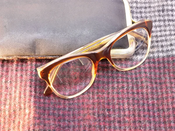 Viejas gafas vintage con estuche —  Fotos de Stock