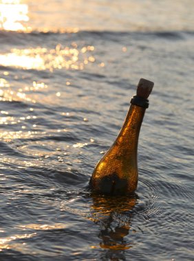 Şişede okyanusta bir mesaj var.