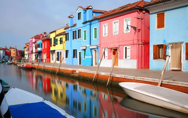 Domy na ostrově Burano u Benátek v Itálii — Stock fotografie