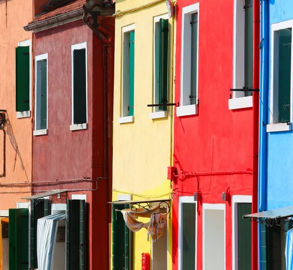 Hus på Burano Isle nära Venedig i Italien — Stockfoto