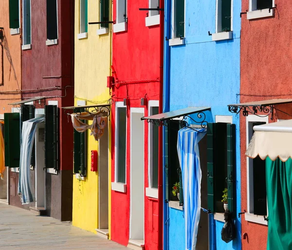 İtalya 'da Venedik yakınlarındaki Burano Adası' nda evler — Stok fotoğraf