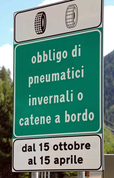 Лист на дорогах в Італії з текстом, що означає обов "язок зимового t — стокове фото