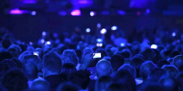 Люди с современным мобильным телефоном на концерте — стоковое фото
