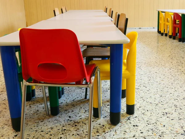 Jadalnia dla dzieci z krzesłami i stołami — Zdjęcie stockowe