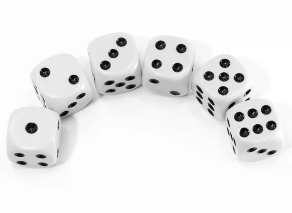 Dadi di gioco del casinò su sfondo bianco — Foto Stock