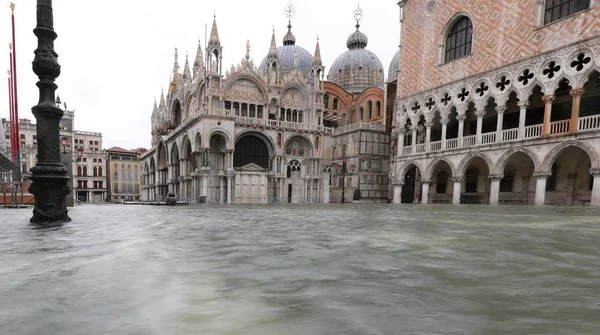 Basilica di San Marco a Venezia con la piazza con acqua duri — Foto Stock