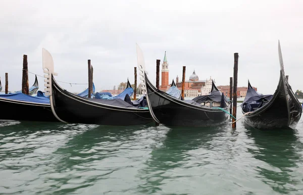 Gondolové lodě v Benátkách — Stock fotografie