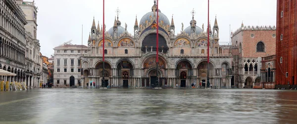 Basilica di San Marco a Venezia con la piazza con acqua duri — Foto Stock