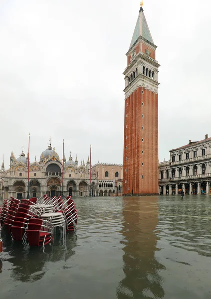 Praça São Marcos em Veneza Itália durante a maré alta — Fotografia de Stock