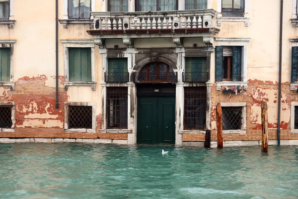 Casa con acqua alta durante la marea a Venezia in Italia — Foto Stock