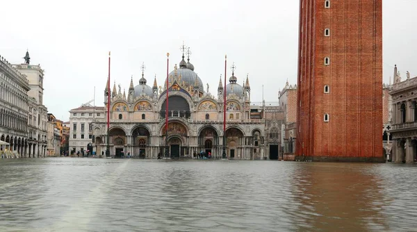 Basílica de São Marcos em Veneza com água — Fotografia de Stock