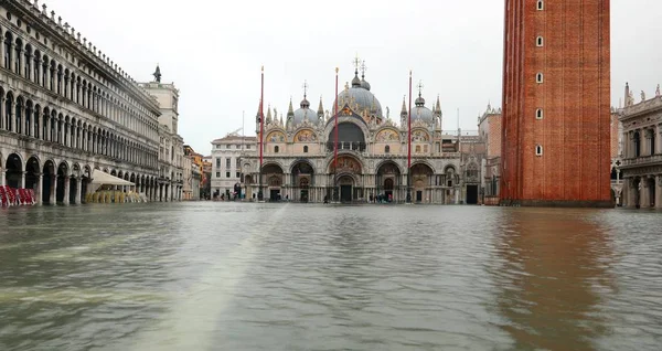 Basilica di San Marco a Venezia con marea sulla piazza — Foto Stock