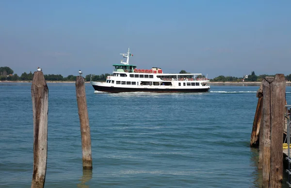 Grandi barche per il trasporto passeggeri — Foto Stock