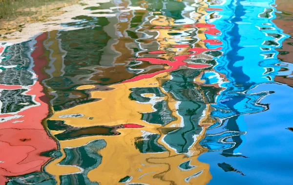 Reflexões das casas venezianas sobre a água do canal em — Fotografia de Stock