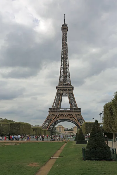 Eiffelova věž v Paříži z Champ de Mars — Stock fotografie