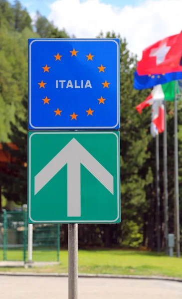 Silniční značka italské hranice — Stock fotografie