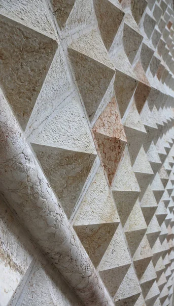 Fachada de mármore do Palazzo dei Diamanti em Ferrara — Fotografia de Stock