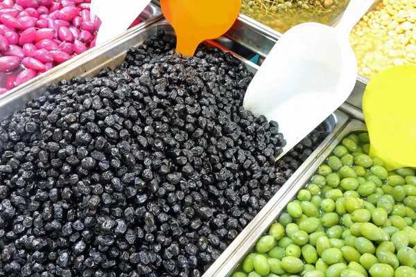 Tray full of black olives and green olives and red onions for sa — 스톡 사진