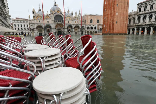Sedie rosse di caffè all'aperto con acqua in piazza San Marco in V — Foto Stock