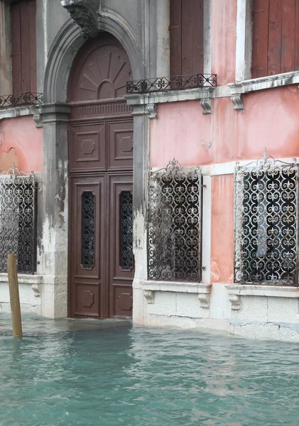 Tor mit Hochwasser in Venedig in Italien — Stockfoto