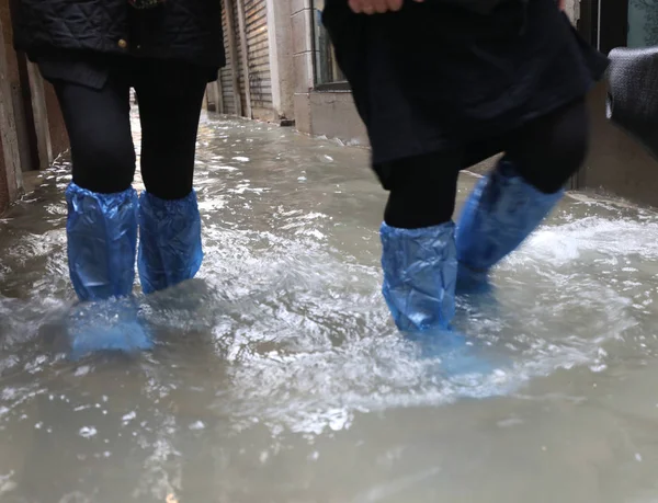 Dvě osoby chodící po vodě v Benátkách — Stock fotografie