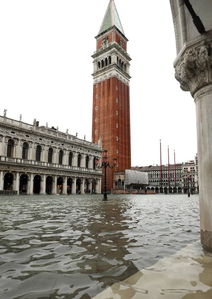 Campanario de San Marcos en Venecia durante la marea —  Fotos de Stock