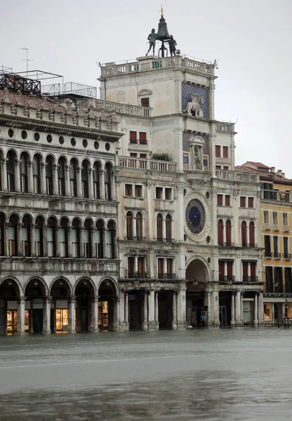 Relógio antigo em Veneza com maré alta — Fotografia de Stock