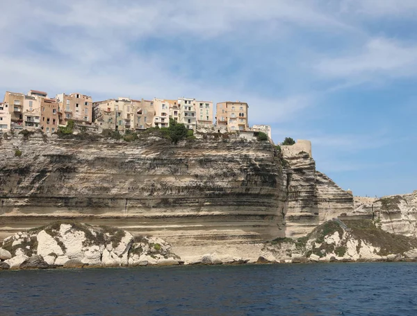 Opphengte hus med utsikt over havet i Bonifacio City i Corsic – stockfoto