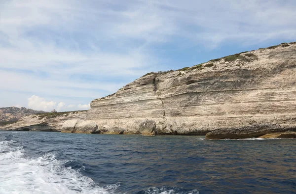 Cliffed Coast cerca de Bonifacio City en la isla de Córcega en summe — Foto de Stock